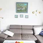 2-Zimmer-Appartement im 1. Obergeschoss mit Hallenschwimmbad und Sauna.