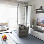 2-Zimmer-Appartement im 1. Obergeschoss mit Hallenschwimmbad und Sauna.