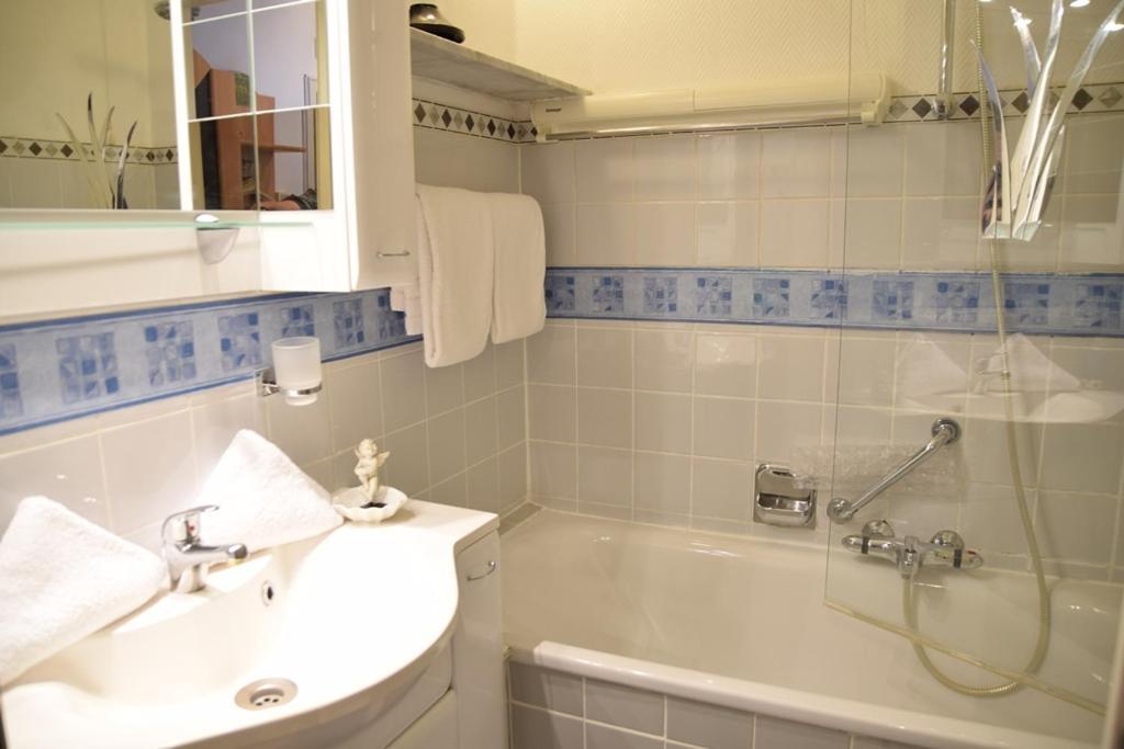 2-zimmer-appartement Im 1. Obergeschoss Mit Hallenschwimmbad Und Sauna. Apartment Westerland