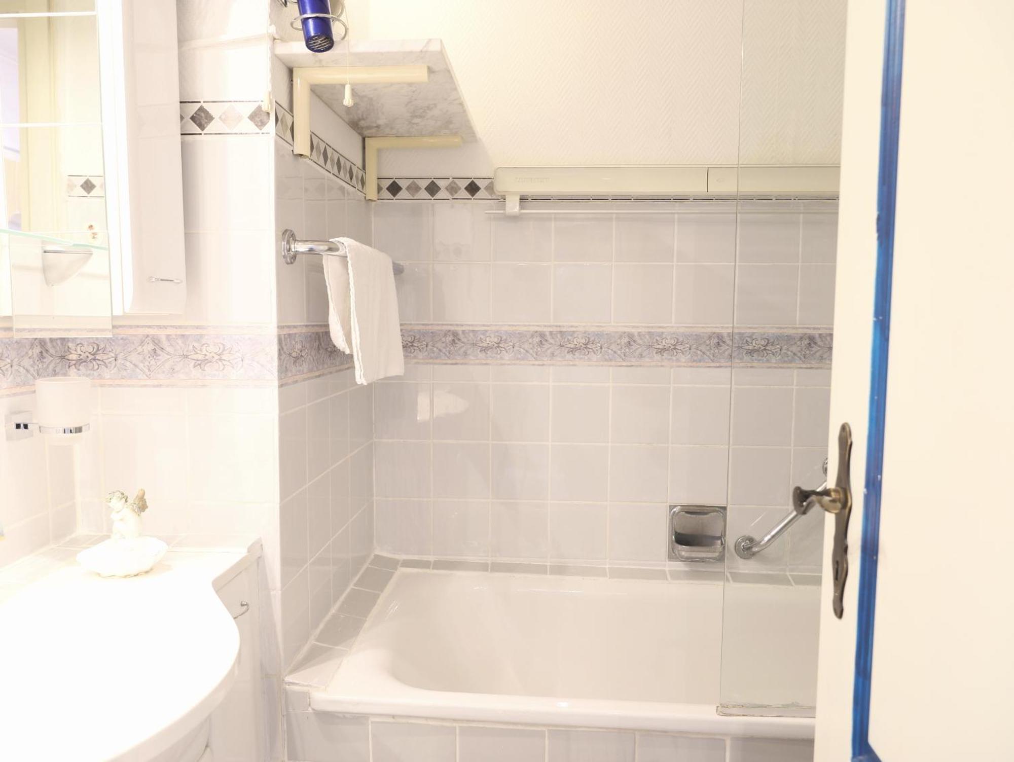 2-zimmer-appartement Im 1. Obergeschoss Mit Hallenschwimmbad Und Sauna.